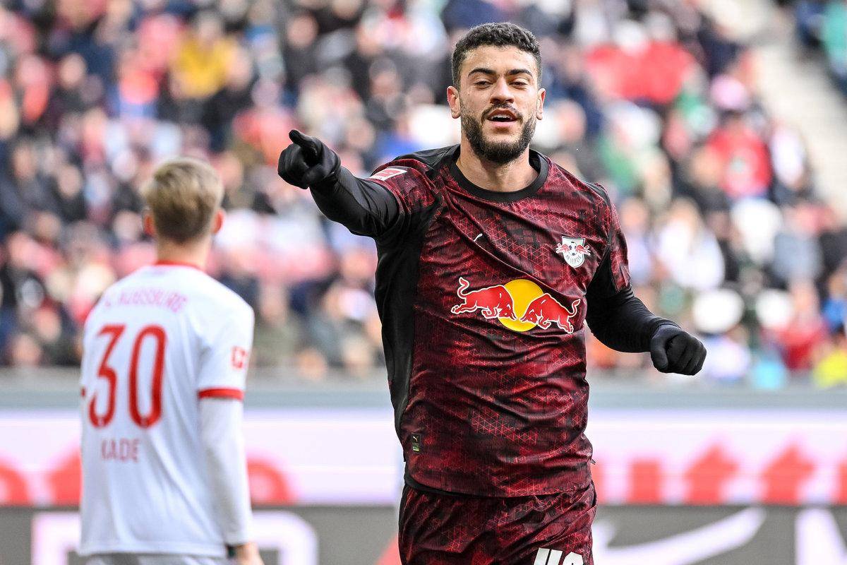 拜仁慕尼黑后防稳固零失球连续多场比赛的简单介绍