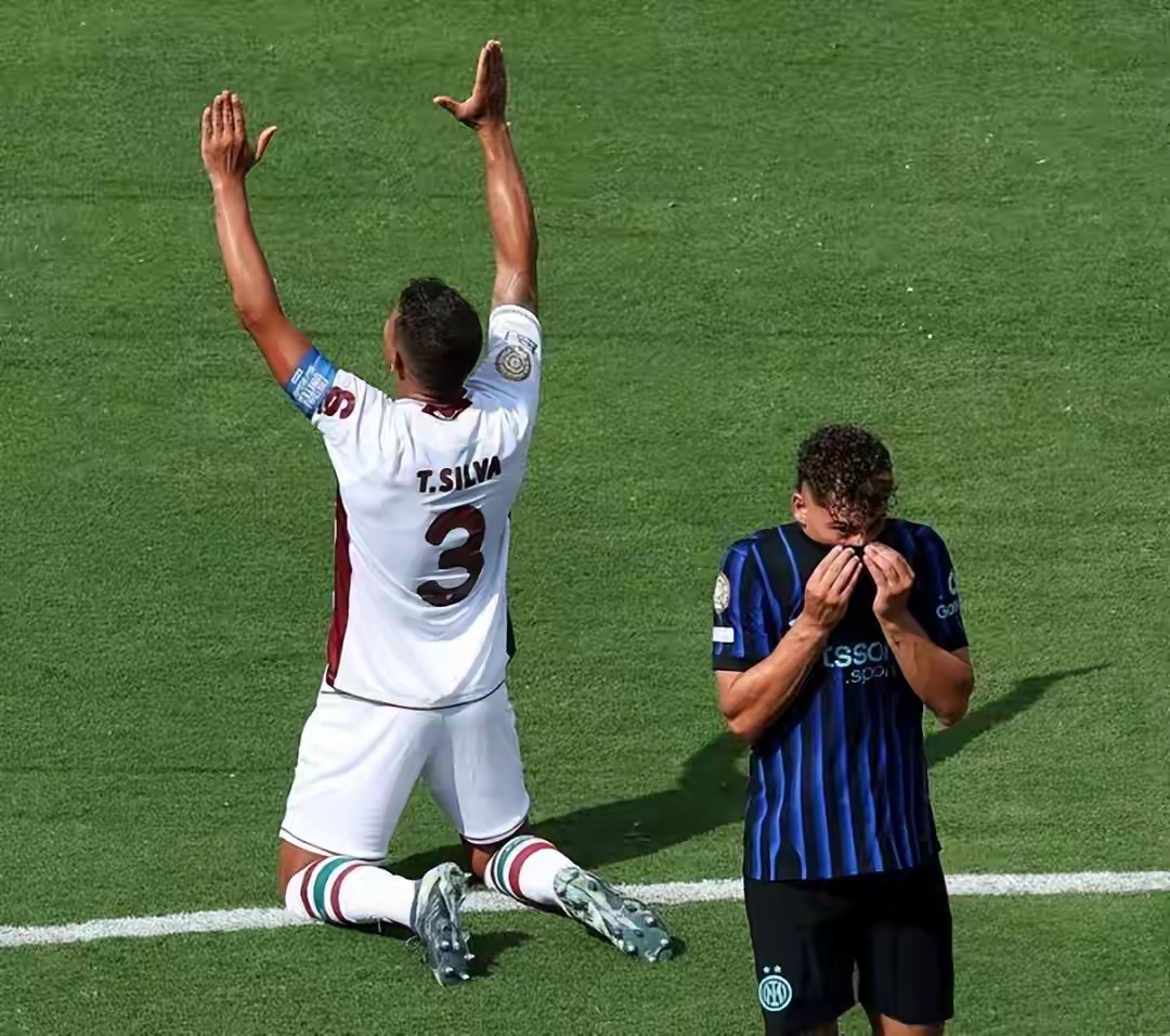 包含吉鲁梅开二度，米兰战胜桑普手握先机的词条