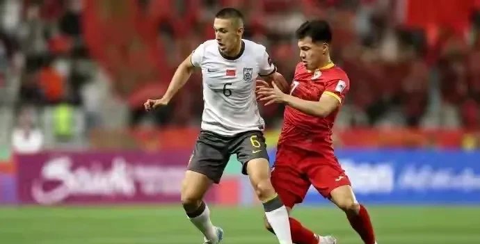 比赛瞬间球员们出色的表现赢得了全场赞誉！的简单介绍