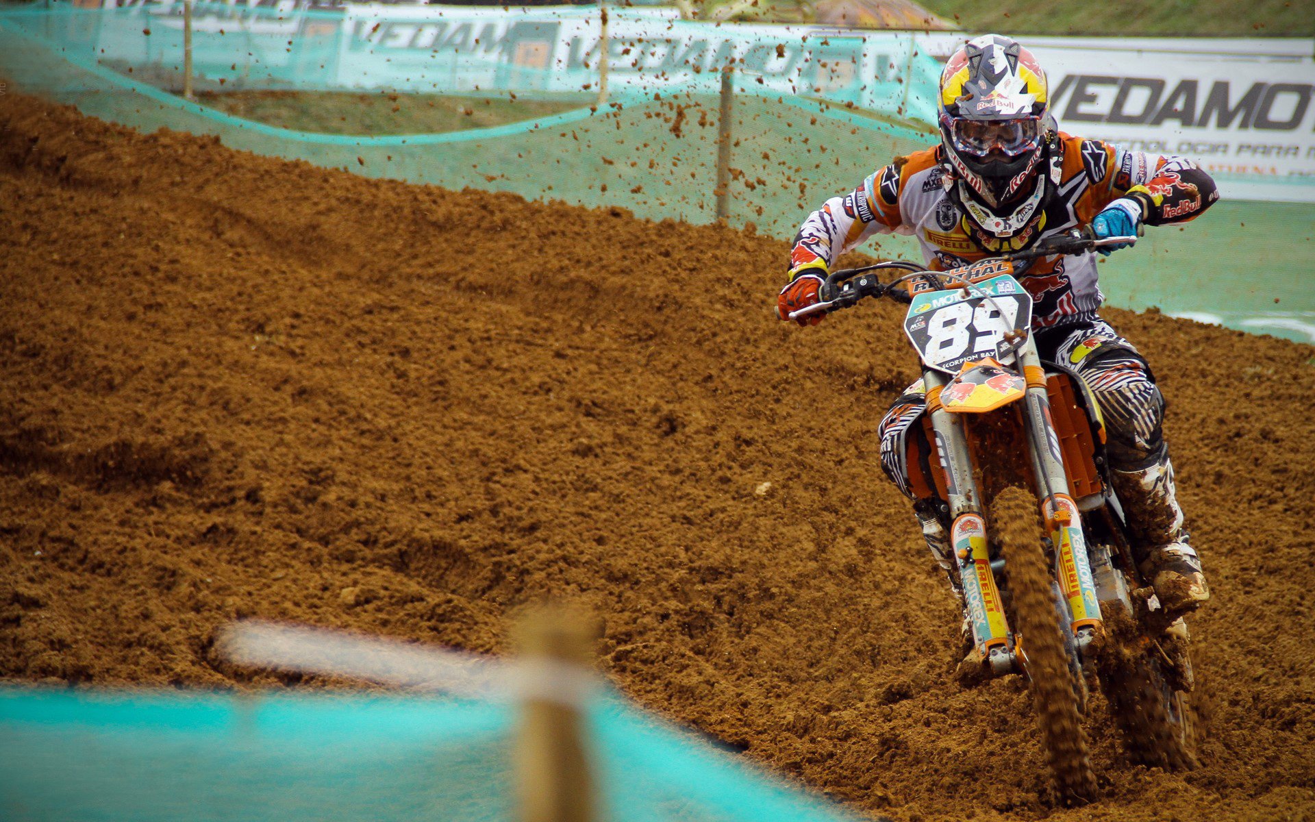 绿茵与硬木，拜仁淘汰赛的钢铁意志与东决关键战的窒息时刻