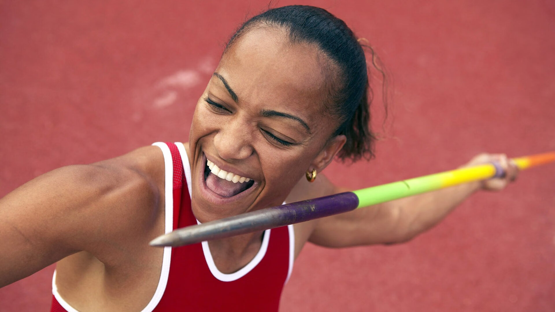 F1新赛季揭幕战引爆全球,赛场之外阿尔及利亚足球翻盘苏格兰引热议